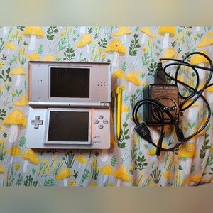 Nintendo DS Lite Silver with Yellow Stylus and Charger